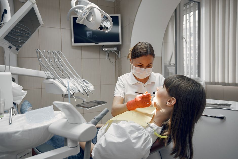 Medic stomatolog tratând un pacient într-un cabinet modern HDC Dental